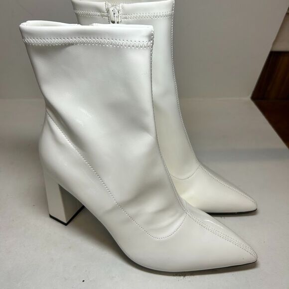 Wild Pair Womens 7.5 M White Patent Iloise Pointed Toe Booties DISPLAY KJ1 - Picture 2 of 7